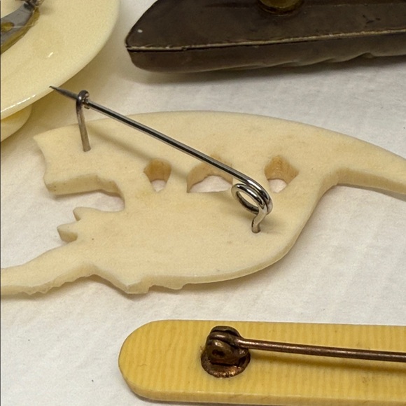 5 Antique unusual brooch set resellers lot carved bone celluloid Bakelite pin - Picture 12 of 16